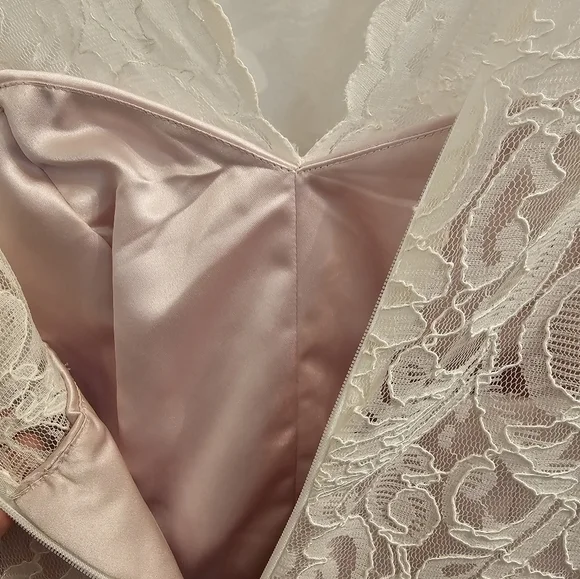 White lace dress with pink underlayment - Picture 3 of 4